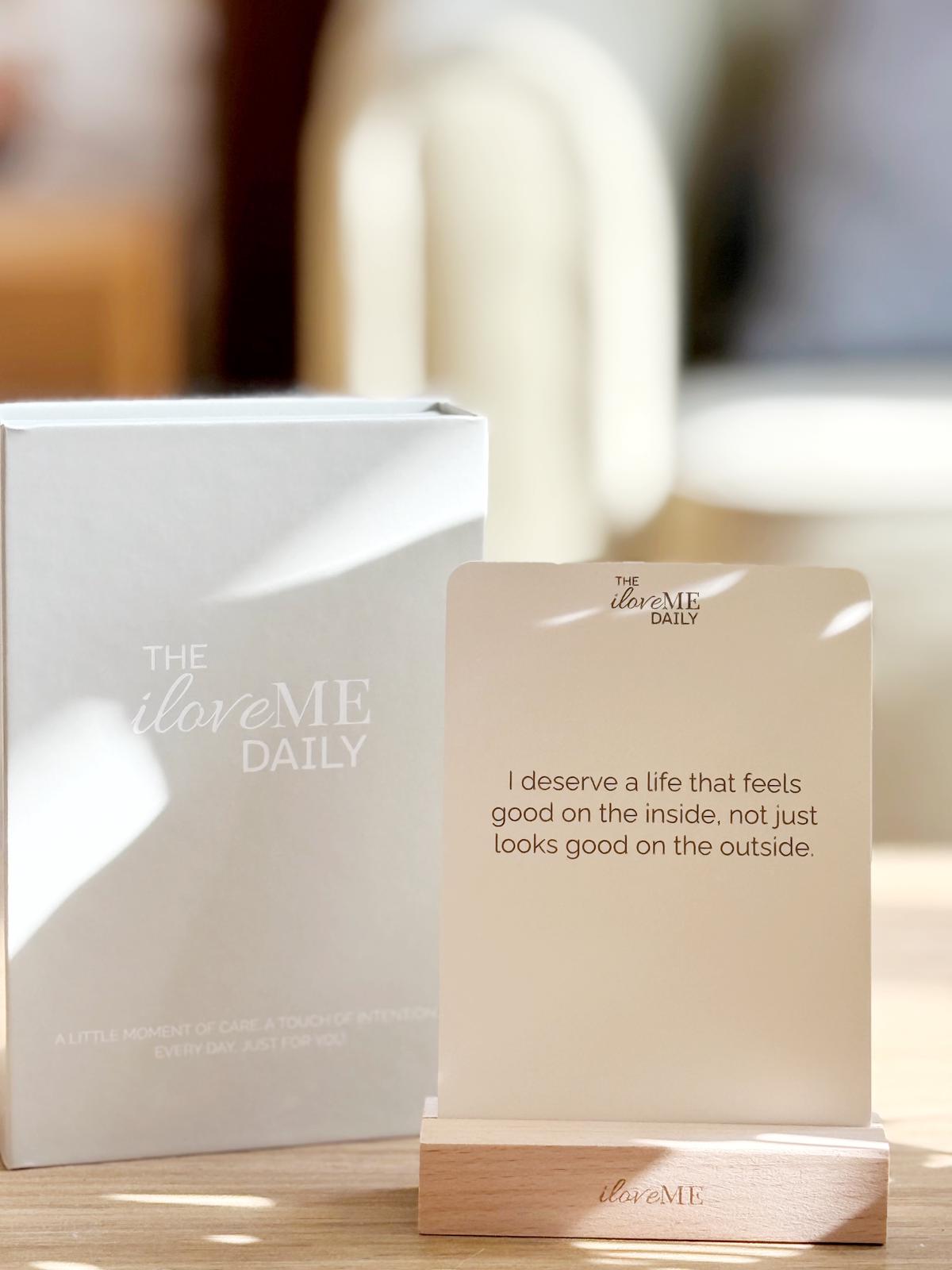 The iloveME Daily – 52 Motivational Quote Cards + Wooden Stand