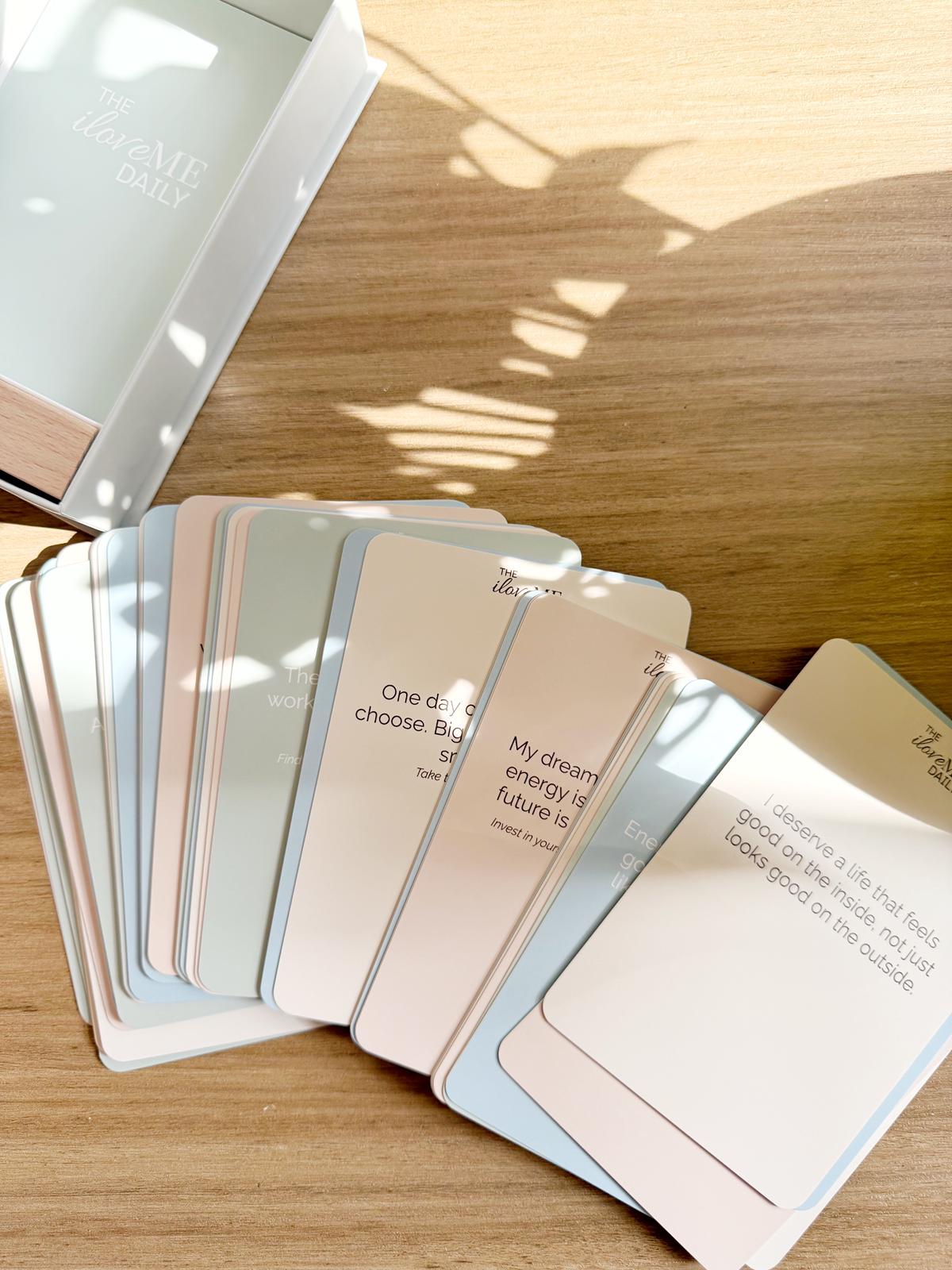 The iloveME Daily – 52 Motivational Quote Cards + Wooden Stand