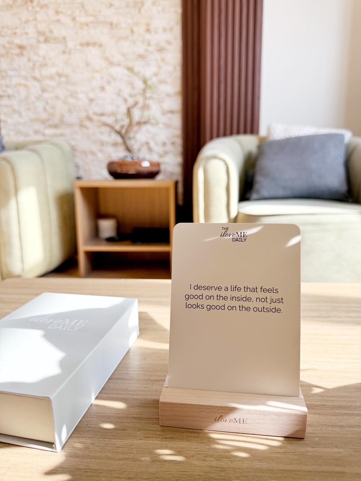 The iloveME Daily – 52 Motivational Quote Cards + Wooden Stand
