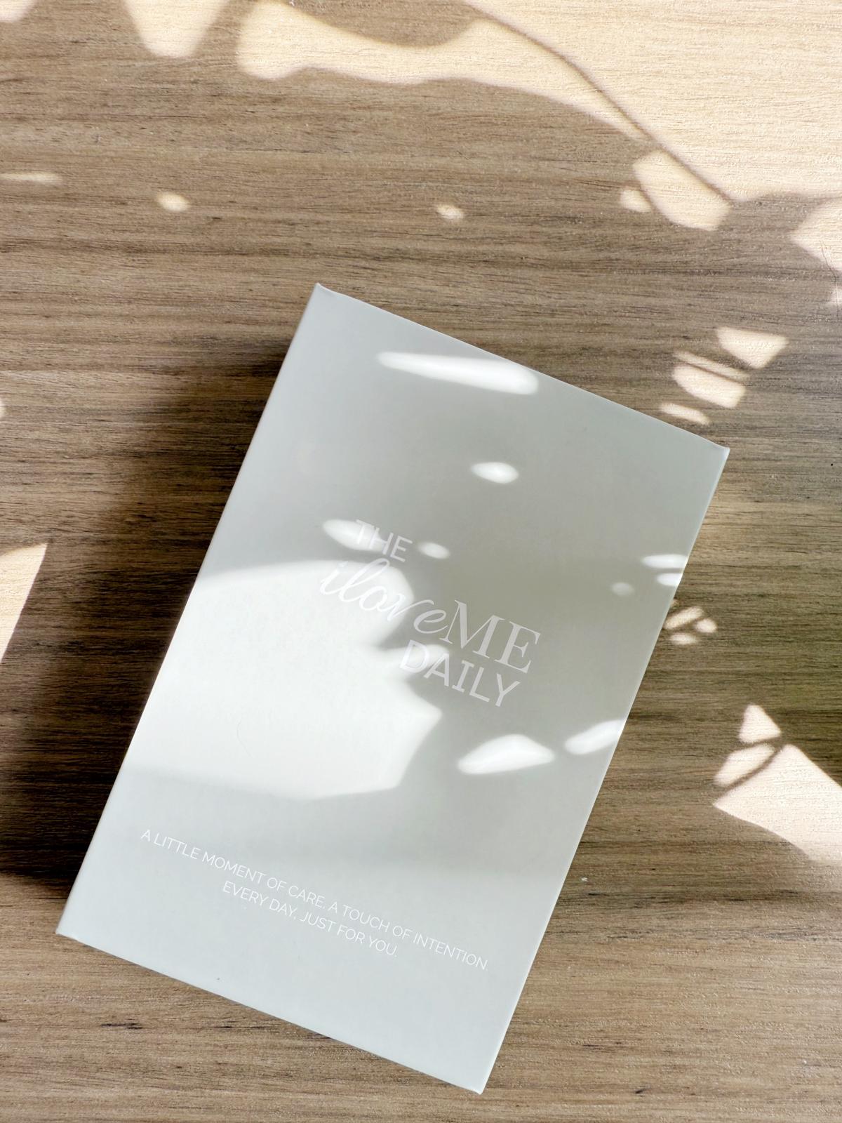 The iloveME Daily – 52 Motivational Quote Cards + Wooden Stand