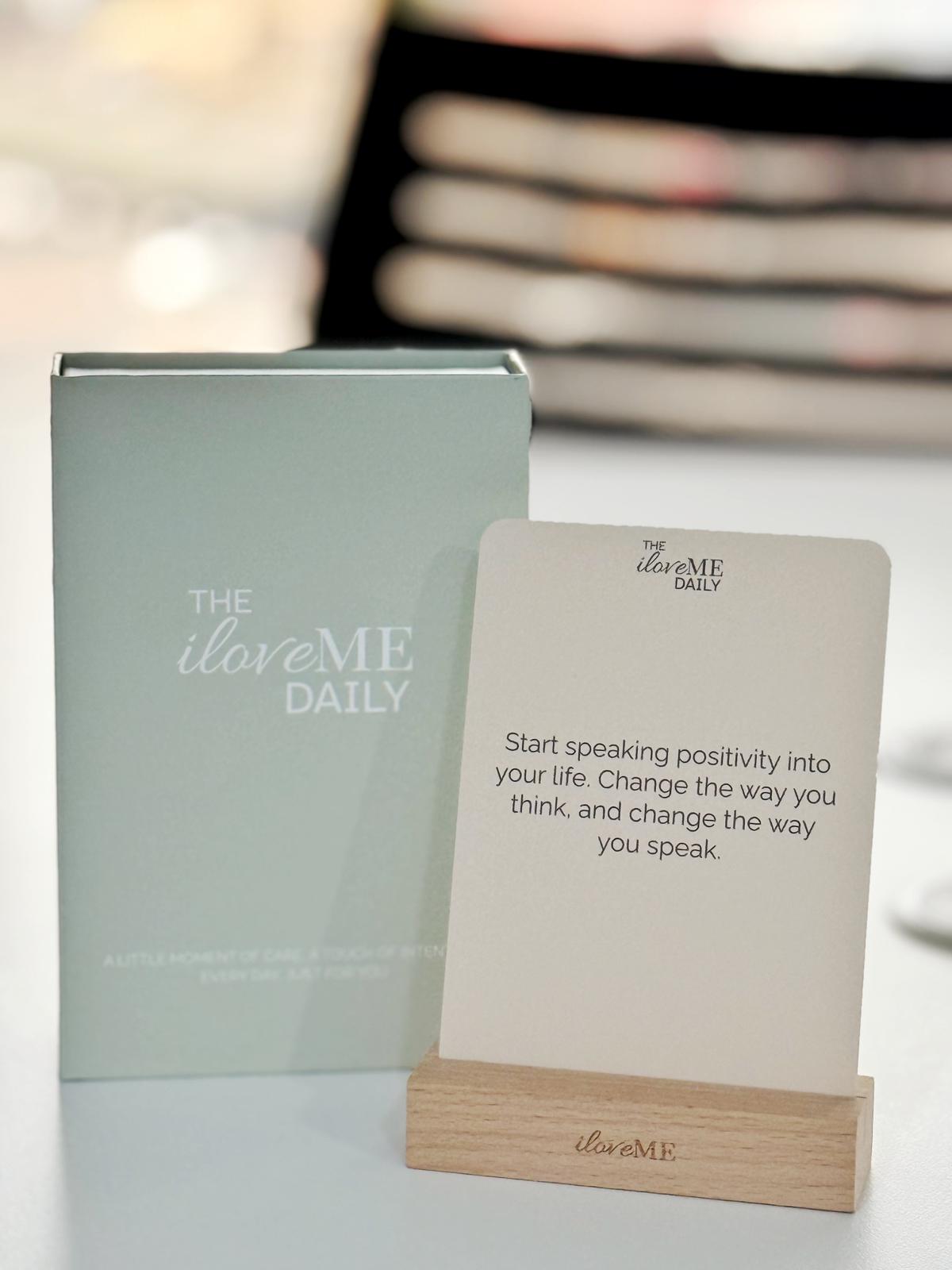 The iloveME Daily – 52 Motivational Quote Cards + Wooden Stand