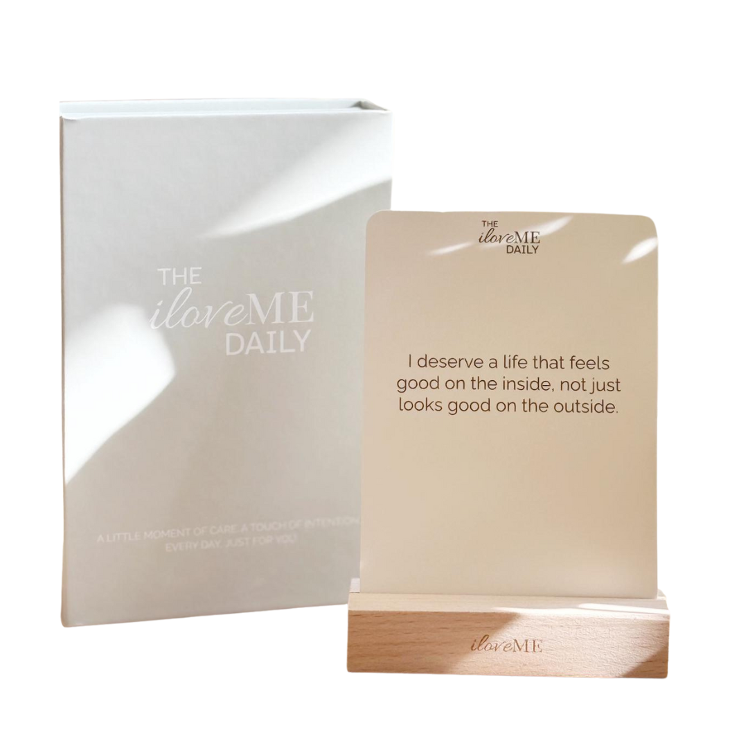 The iloveME Daily – 52 Motivational Quote Cards + Wooden Stand