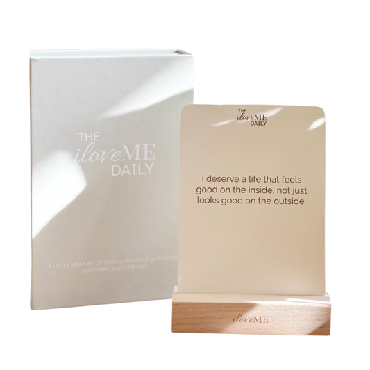 The iloveME Daily – 52 Motivational Quote Cards + Wooden Stand